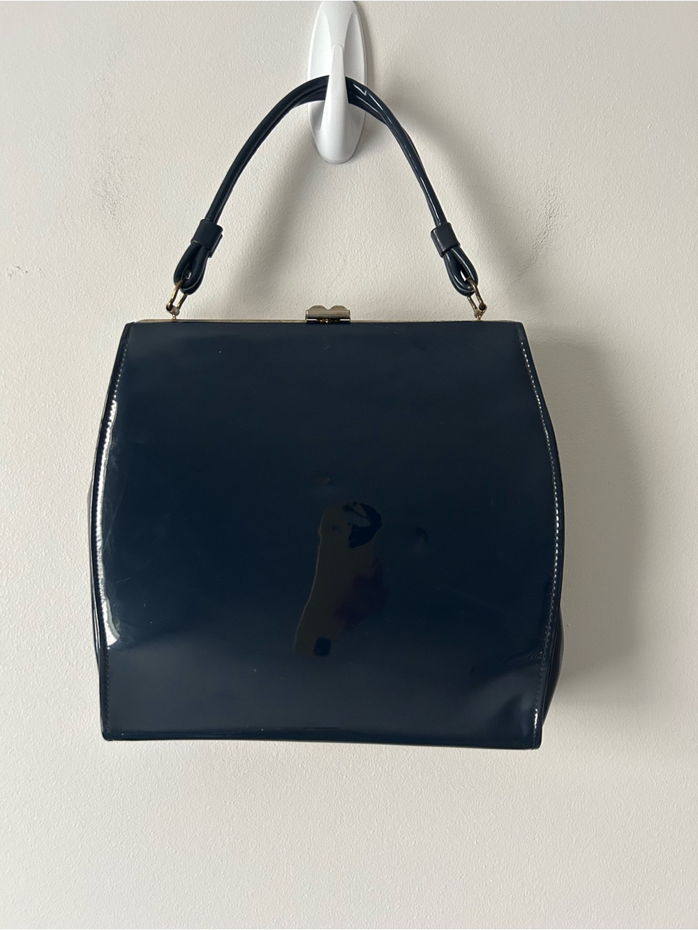 Vintage 50’s navy pattent leather kiss lock handbag